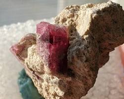 Red Beryl Bixbite crystal on matrix rhyolite的圖片