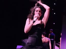 E fez-se o ‘LUX’ na noite escura: Rosalía encanta cariocas sob chuva, com espetáculo entre sagrado e profano, alta cultura e baixos instintos