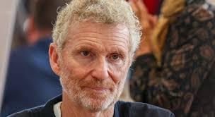 Denis Brogniart : son début de carrière s'est déroulé en maillot de bain et vous l'avez peut-être croisé