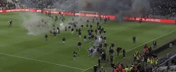 Le match est interrompu dans un chaos total à la Beaujoire