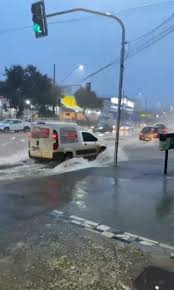 Chuva intensa inunda pontos críticos de Itaúna; avenida Jove Soares é a área mais afetada