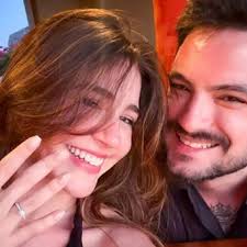 Felipe Neto tira o anel da cueca para pedir a namorada em casamento; entenda