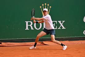 Esordio convincente per Sinner a Montecarlo, avanti Berrettini, fuori Darderi