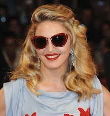 Tăng Thanh Hà, Thùy Dung &quot;đụng&quot; kính với sao Mỹ 8. Madonna sở hữu một chiếc màu đỏ. - tang-thanh-ha-thuy-dung-dung-kinh-voi-sao-my