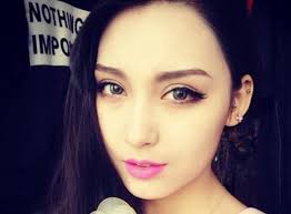 A Tư Mã Nhiệt, cô gái 22 tuổi của người dân tộc Duy Ngô Nhĩ tại Tân Cương đang gây sốt trên mạng xã hội Trung Quốc bởi vẻ đẹp xinh xắn và đáng yêu của mình. - thieu-nu-dan-toc-duy-ngo-nhi-1