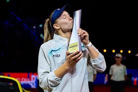 Campeã em Stuttgart, Rybakina supera Sabalenka na corrida da temporada