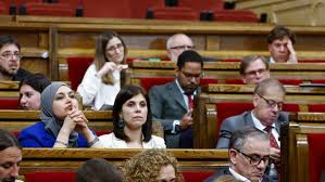 Vox amaga en el Parlament con la deportación de una diputada musulmana de ERC