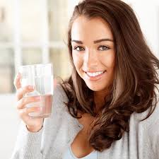 Uống nước nhiều không những tốt cho cơ thể mà còn mang đến làn da đẹp , giúp đào thảo chất độc ra ngoài giúp chống lão hóa da. - uong-nuoc-nhieu-de-co-lan-da-dep
