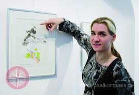 Cordula Hamelmann mit Skizzen von Martin Lersch. Foto: cd - Dinslaken