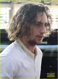 Aaron Taylor-Johnson: Airport with Sam, Wylda, &amp; Romy! aaron taylor johnson airport with sam wylda rae romy hero 03 - aaron-taylor-johnson-airport-with-sam-wylda-rae-romy-hero-03