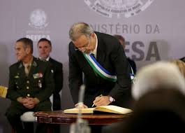 Resultado de imagem para fotos da posse dos ministro da defesa raul jungmann