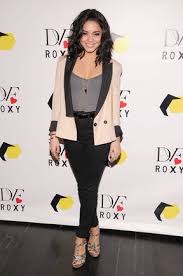Resultado de imagem para look da vanessa hudgens