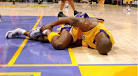 NBA: Kobe Bryant sufre grave lesin y dice prcticamente adis a la