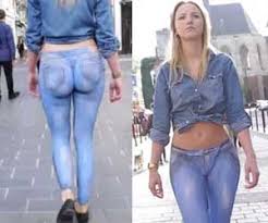 ไม่ใส่กางเกงก็เดินเล่นเก๋ๆทั่วเมืองได้ เช่นสาวฝรั่งเศสคนนี้