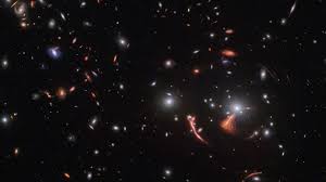 "La capture époustouflante de James Webb : une galaxie lointaine révélée par le télescope spatial"