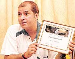 A Tribune photograph, Sunil Babbar, producer of film &#39;Ants&#39;, shows his award at a press - cth5