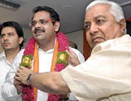 Switching loyalty: The former BJP MLA Anil Lad being welcomed into the Congress by Allum Veerabhadrappa, ... - 2008041754370401