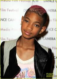 Photo : Willow Smith Barnes And Noble Reader Willow Smith Trey Smith - willow-smith-first-position-premiere-with-mom-jada-willow-smith-418868452