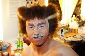 Sorgfältig grundiert sich Dominik Hees das Gesicht mit brauner Schminke. „Oriental“ heißt der Farbton, der ihm den Teint eines südamerikanischen Latinos ... - Musical-Cats-feiert-am-Mittwoch-in-Hannover-Geburtstag_ArtikelQuerKlein
