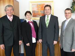 Von links: Schulleiter Oberstudiendirektor Wolfgang Gall ... - 1386546_web
