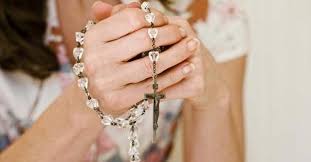Resultado de imagen de rezar el rosario