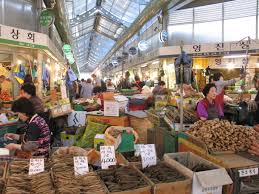 Résultat de recherche d'images pour "le marché de dongdaemun à seoul"