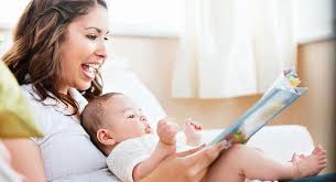 Resultado de imagen para madre leyendole a un niño
