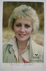 Julia Chambers signed photo - Ex Emmerdale Farm actor who played Ruth Pennington. Good condition. Hand-signed photograph. Undedicated - 208x319