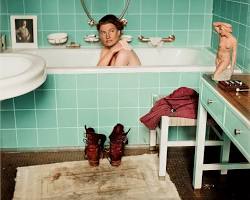Lee Miller in Hitler's bathtub high quality, generada por IA