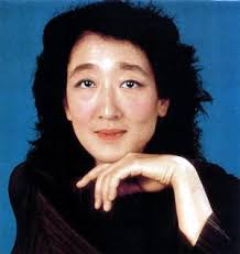Mitsuko Uchida. Pianista nacida en el año 1948 en la pequeña ciudad de Atami, cerca de Tokio, Japón. Algunos consideran a Uchida como una “mozartiana”, ... - img-944