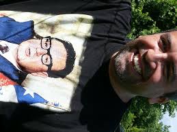 <b>Daniel Osorio</b> (Musikandes) mit T-Shirt-Aufdruck des ersten gewählten <b>...</b> - 09-2013-06-21-23-af-0873