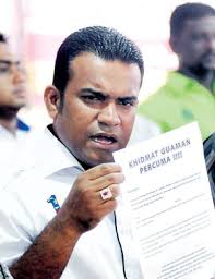 Mohd. Ridzuan Abdullah menunjukkan risalah Khidmat Guaman Percuma untuk peniaga yang ingin menuntut kerugian akibat perhimpunan haram Bersih di Kuala Lumpur ... - dn_05.1