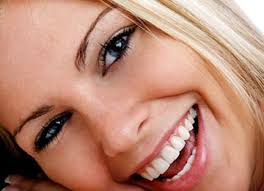 Namun, bagaimana menjaga kesehatan gigi agar senyum tetap terlihat indah? Dokter Gigi dari Pusat Gigi Clear Brace, Middlesex, Dr. Graham Tinklermembagi ... - tersenyumlah-_120202063914-476