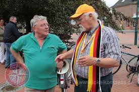 Klaus Frede (in grün) und Peter Werner (in schwarz-rot-gold) im ...