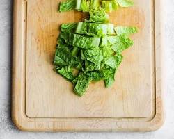 Gambar 1 head romaine lettuce, chopped