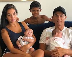 صورة كريستيانو رونالدو مع عائلته