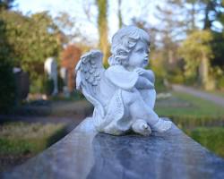 Изображение: Гранитная скульптура ангела на могиле