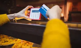 Euro Kartensysteme: Verbraucher bezahlen immer häufiger mit Girocard