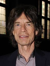 Cabelo castanho escuro e penteado con costeletas de Mick Jagger  em 2023
