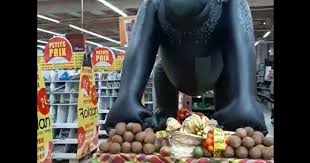 Grande distribution : un gorille pour orner un stand de fruits tropicaux