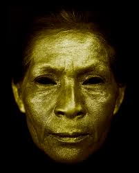 Luis Avendaño, realiza una serie de retratos anónimos de personajes que tienen rasgos indígenas. Sus rostros están recubiertos de un color dorado; ... - la_02