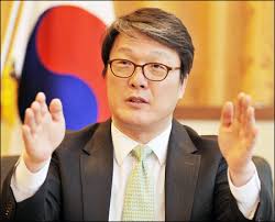 Kim Byung-kook, chancellor of the Korea National Diplomatic Academy - 120409_p02_koreaseeks