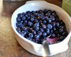 Gambar Stir in the blueberries.