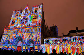Die illuminierte Kathedrale Saint-Jean beim Lichterfest