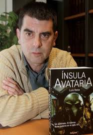 «He escrito un thriller económico con su crimen y su investigación». Luis Besa, junto a un ejemplar de su último libro. :: ANTONIO DE TORRE - 8298817