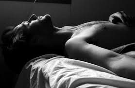 Resultado de imagem para homens deitado cama