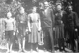 080-0047 Familie Otto Klatt 1943. Alfred, Horst, Helene. Otto ...