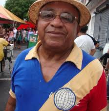 Raimundo Maia Barreto, o queridíssimo Cristiano, charlou no Largo dos Inocentes no dia do aniversário da cidade, com esta camisa que há 42 anos ele não ... - 066