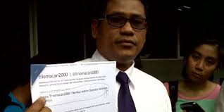 Abdul Rasyid, staff khusus Menteri Perekonomian, saat melaporkan admin website Trio Macan 2000, Senin (24/9/2012), di Mapolda Metro Jaya. - 1506414620X310