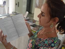 A professora Daniela Scuderi, de 36 anos, pagou R$ 4 mil para ter publicar livro (Foto: Rodolfo Tiengo/ G1). A professora de ensino fundamental Daniela ... - 1_9